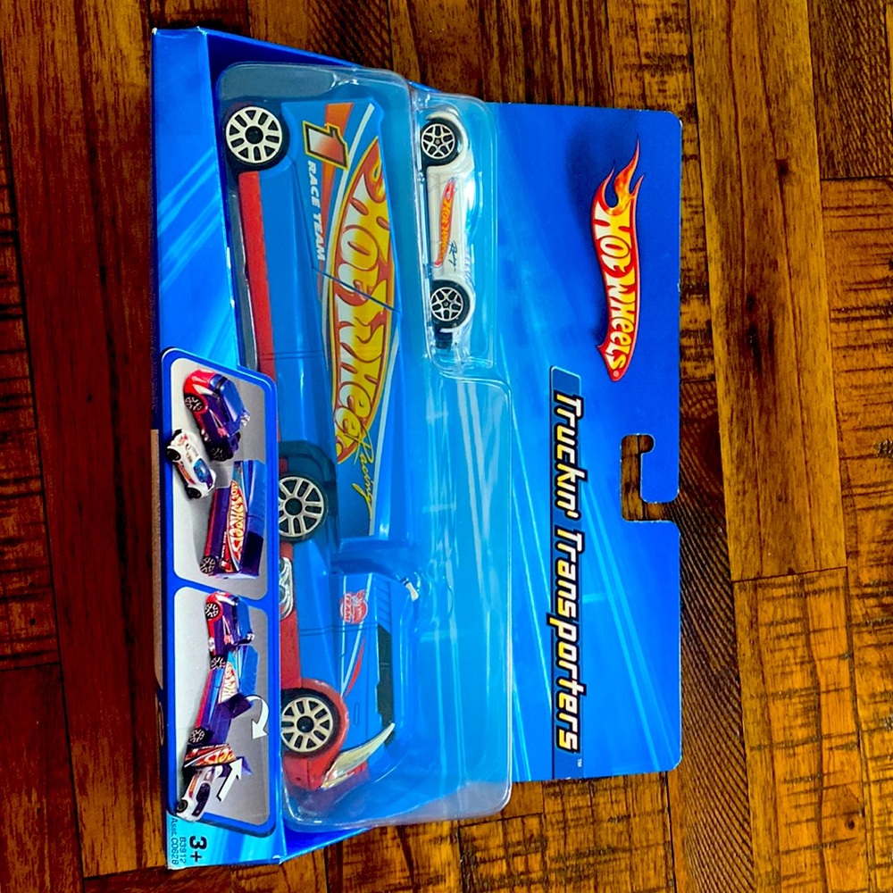 Hot Wheels Truckin' Transporters Racing Team Metal Collection w 1/64 Diecast NEW